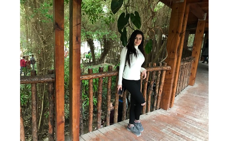 Bornovada olması ve bayan ev arkadaşı önemli İzmir